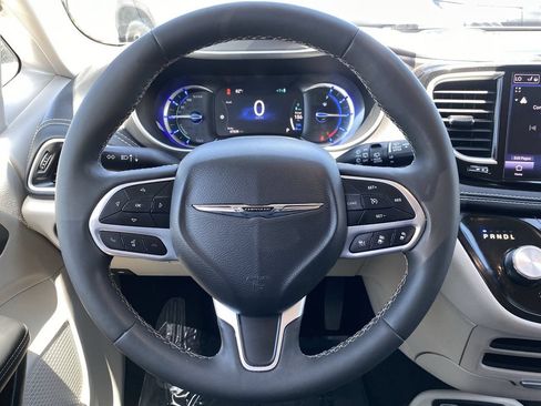 Used 2023 Chrysler Pacifica Touring-L FWD image 24