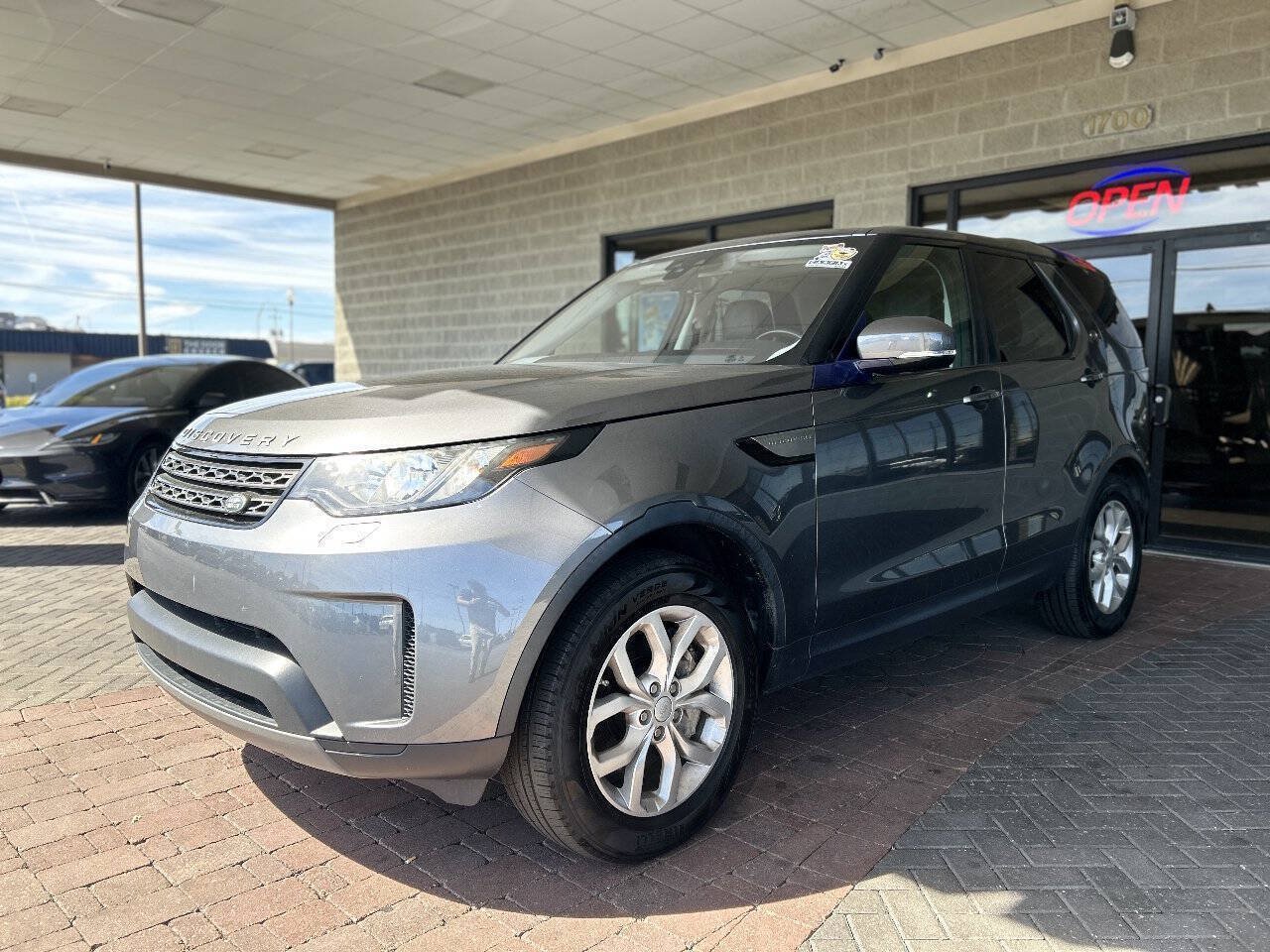 Used 2018 Land Rover Discovery SE AWD/4WD image 24