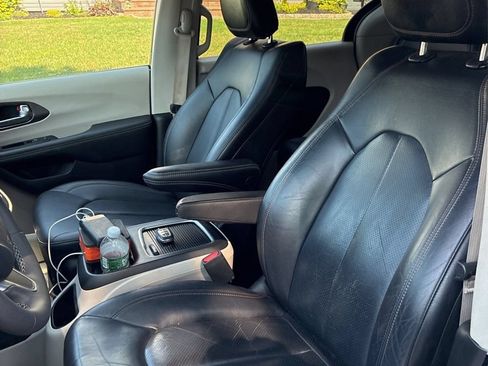 Used 2024 Chrysler Pacifica Limited FWD image 5