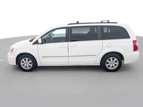 Used 2013 Chrysler Town & Country Touring FWD image 8