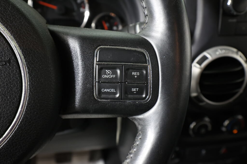 Used 2016 Jeep Wrangler Unlimited Sahara w/ Connectivity Group AWD/4WD image 31
