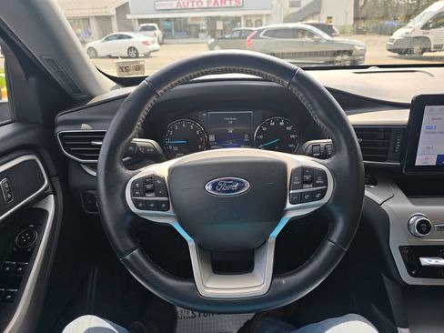 Used 2022 Ford Explorer XLT w/ Equipment Group 202A image 6