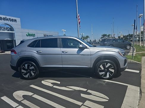 Used 2024 Volkswagen Atlas Cross Sport SE image 3