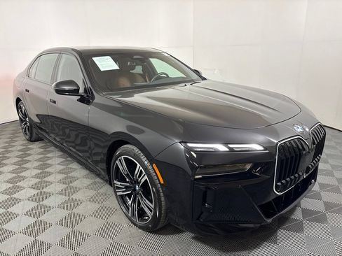 Certified 2025 BMW 740i xDrive w/ Premium Package AWD/4WD image 4