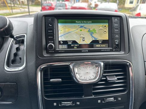 Used 2016 Chrysler Town & Country Touring w/ Driver Convenience Group image 21