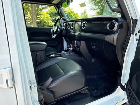 Used 2020 Jeep Wrangler Unlimited Sahara AWD/4WD image 38