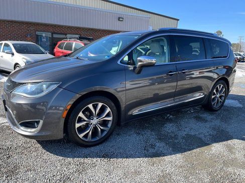 Used 2017 Chrysler Pacifica Limited w/ UConnect Theater Package image 2