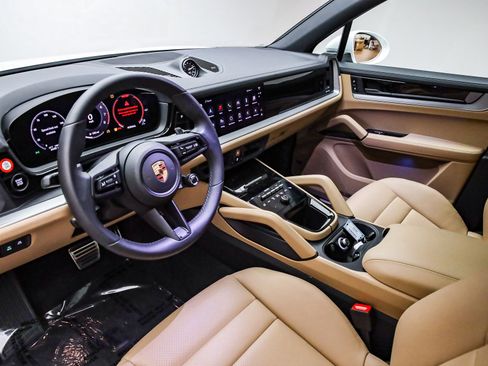 Used 2025 Porsche Cayenne S image 4