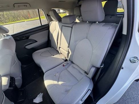 Used 2023 Toyota Highlander L image 12
