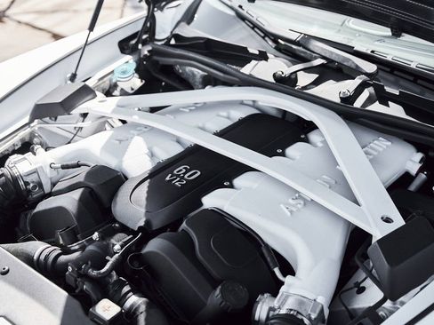 Used 2017 Aston Martin Vanquish S image 25