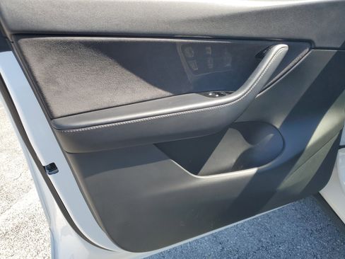 Used 2021 Tesla Model Y Long Range image 10