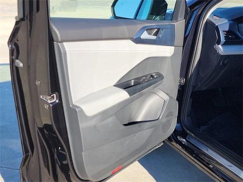 Certified 2024 Volkswagen Taos SE image 10