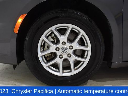 Used 2023 Chrysler Pacifica Touring-L image 6