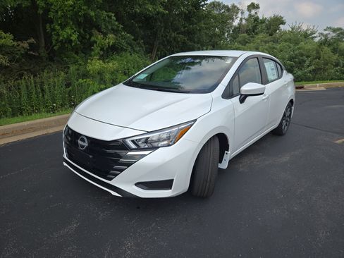 New 2025 Nissan Versa SV w/ Trunk Package image 4