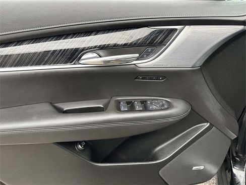 Used 2025 Cadillac XT6 Premium Luxury image 18