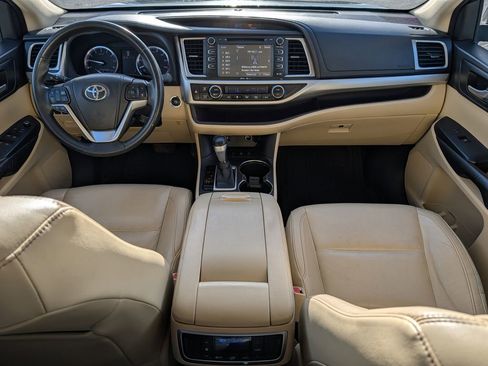 Used 2015 Toyota Highlander XLE image 10