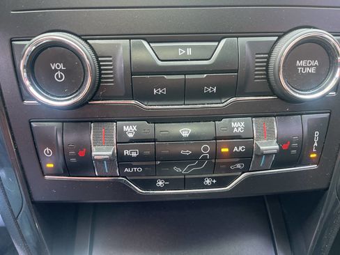 Used 2019 Ford Explorer XLT w/ Equipment Group 202A AWD/4WD image 20
