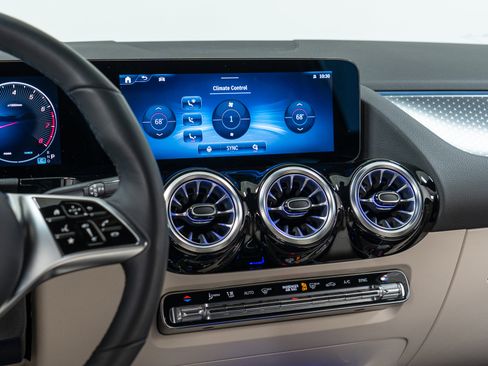 Used 2025 Mercedes-Benz GLA 250 4MATIC image 19