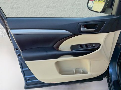 Used 2019 Toyota Highlander XLE image 22