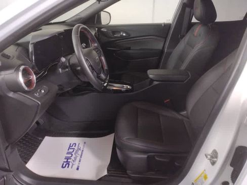 Used 2024 Chevrolet Trax RS w/ Sunroof Package image 13