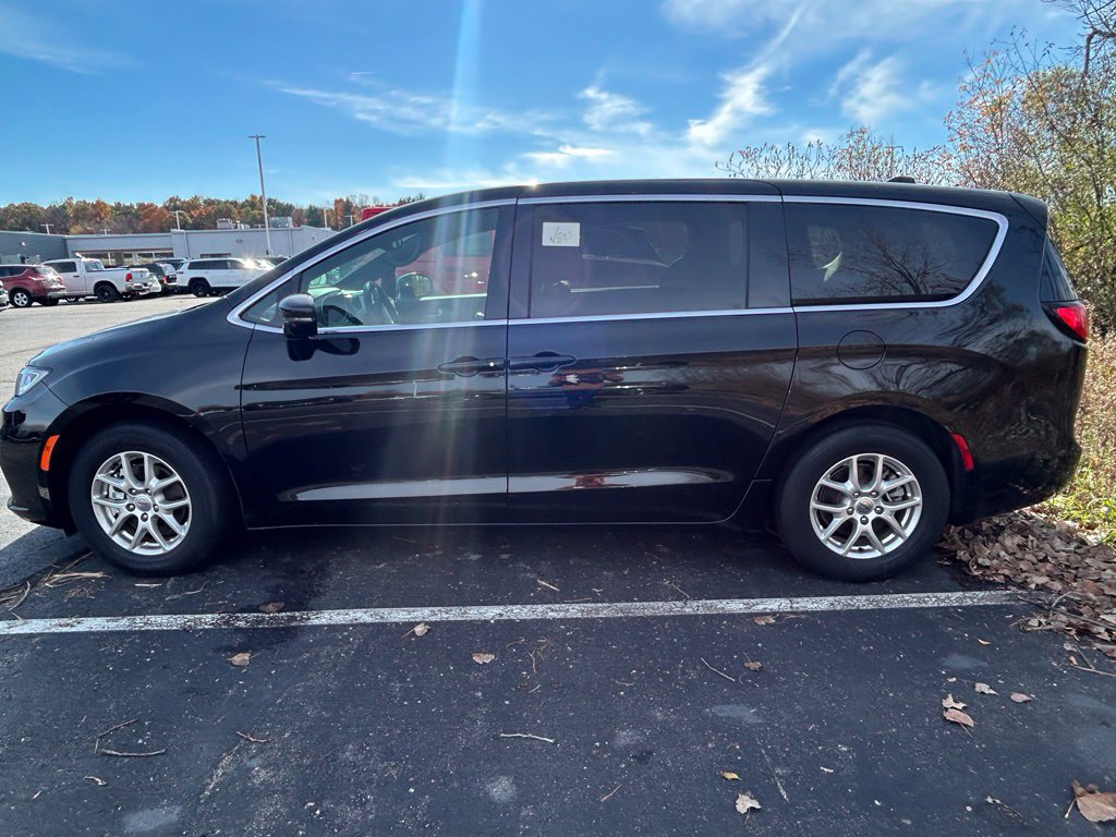 Used 2025 Chrysler Pacifica Select FWD image 3