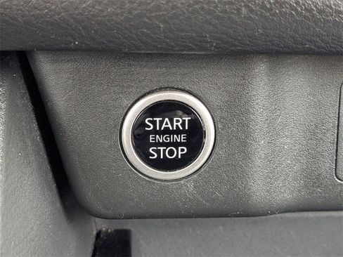 Used 2023 Nissan Rogue S image 29