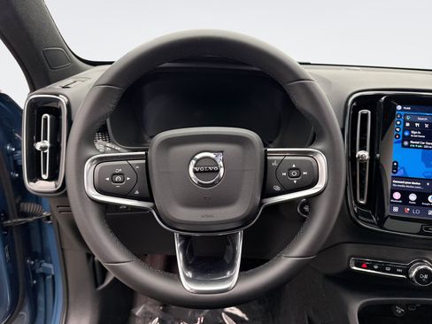 Used 2025 Volvo XC40 B5 Plus AWD/4WD image 12