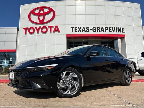 Used 2025 Hyundai Elantra SEL image 2