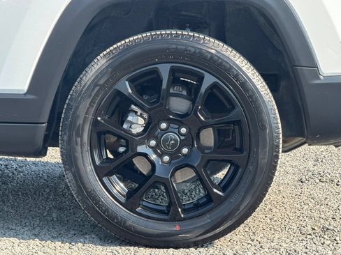 Used 2025 Jeep Compass Latitude w/ Convenience Group AWD/4WD image 43
