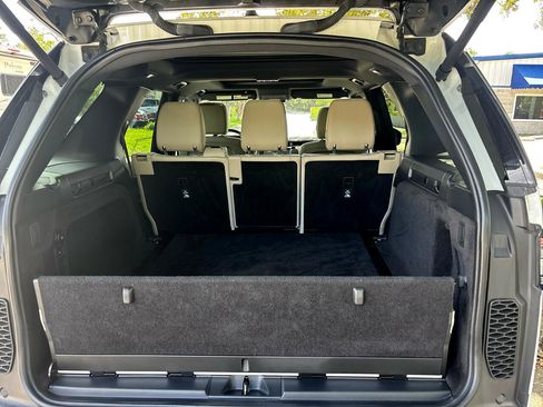 Used 2020 Land Rover Discovery SE image 31