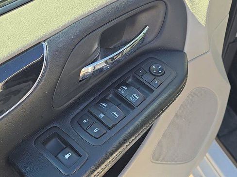 Used 2017 Dodge Grand Caravan SXT image 19
