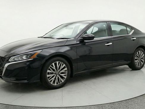Used 2025 Nissan Altima 2.5 SV image 3