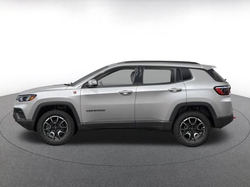 Used 2025 Jeep Compass Trailhawk AWD/4WD image 3