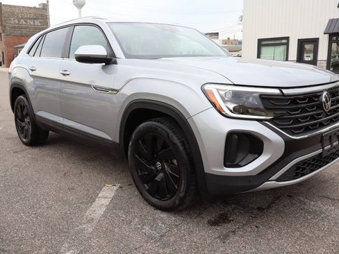 Used 2024 Volkswagen Atlas Cross Sport SE AWD/4WD image 2