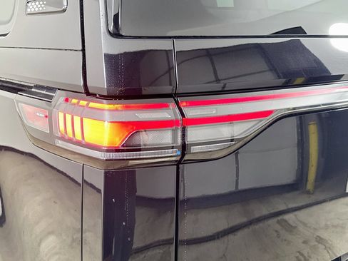 Used 2025 Volkswagen ID. Buzz Pro S RWD image 12