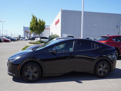 Used 2023 Toyota Prius LE FWD image 6