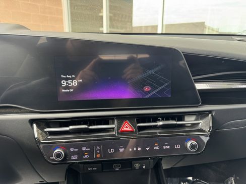 Used 2024 Kia Niro EX image 19