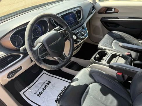 Used 2017 Chrysler Pacifica Touring-L FWD image 16