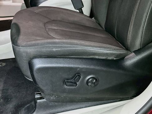 Used 2018 Chrysler Pacifica Touring Plus w/ Tire & Wheel Group FWD image 16