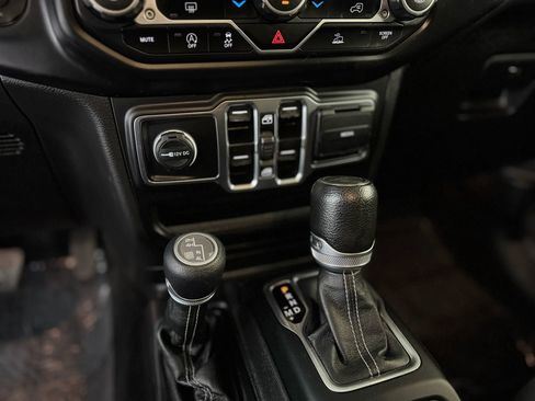 Used 2023 Jeep Gladiator Overland AWD/4WD image 14