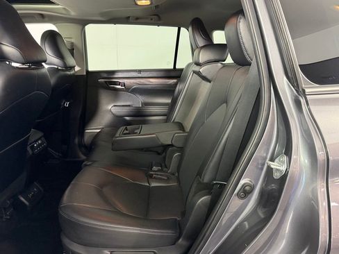 Used 2024 Toyota Highlander Limited image 23