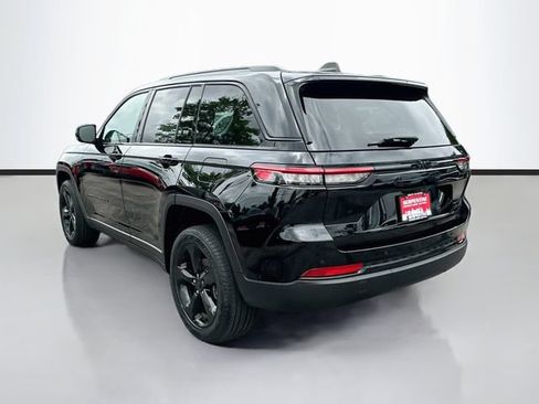 Used 2023 Jeep Grand Cherokee Limited w/ Black Appearance Package AWD/4WD image 8