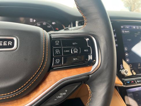 Used 2023 Jeep Grand Wagoneer Series III image 18