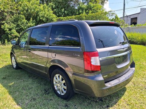 Used 2015 Chrysler Town & Country Touring FWD image 8