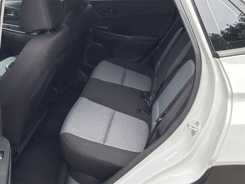 Used 2022 Hyundai Kona SE image 17