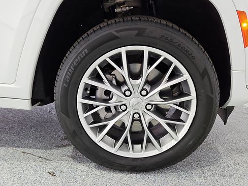Used 2025 Jeep Grand Cherokee L Summit AWD/4WD image 5