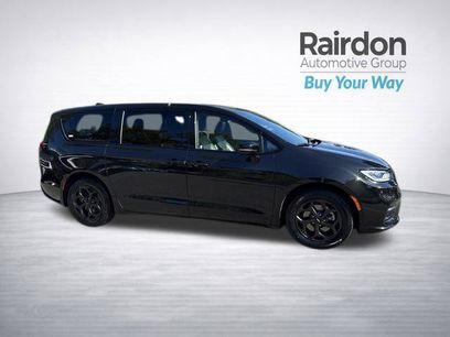 Used 2023 Chrysler Pacifica Limited w/ S Appearance Package