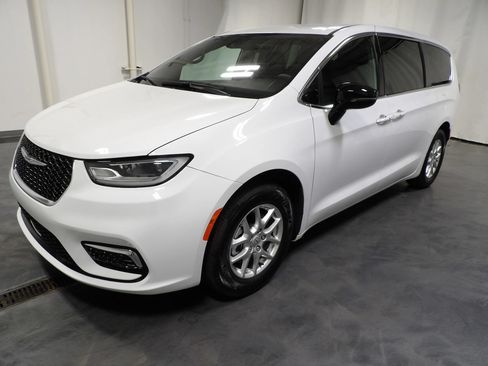 Used 2025 Chrysler Pacifica Select FWD image 3