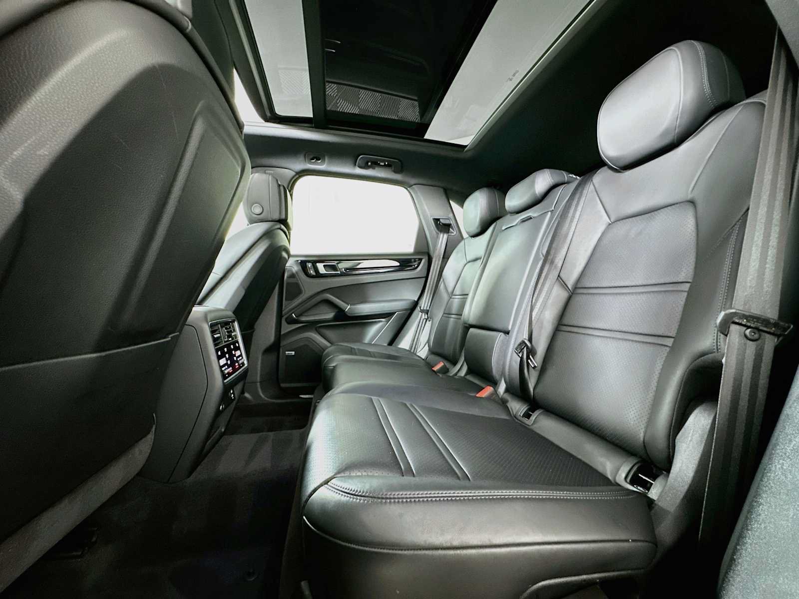 Used 2023 Porsche Cayenne AWD/4WD image 23
