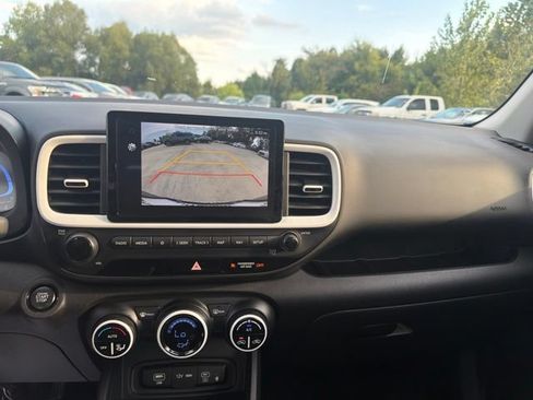 Used 2024 Hyundai Venue Limited FWD image 15